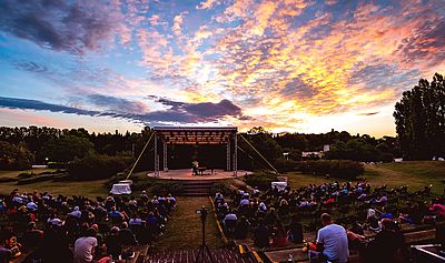 arena teatrale al Parco Miralfiore con cielo al tramonto