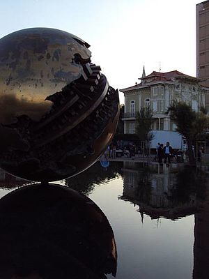Sfera Grande di Arnaldo Pomodoro