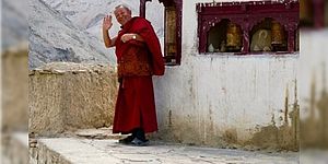 particolare foto della locandina monaco che saluta