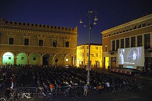 Piazza del Popolo Pesaro - Proiezione film Mostra del Nuovo Cinema