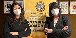 Laura Biagiotti Giulia Leonardicon manifesto Consiglio Comunale