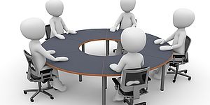 Persone stilizzate vicino ad un tavolo in riunione