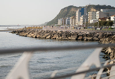 Foto con vista sul mare e sullo sfondo gli alberghi