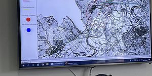 Schermo con cartina del sito della bomba