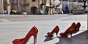 immagine di città con scarpe rossse contro la violenza