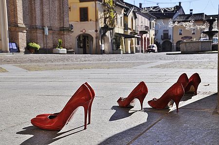 immagine di città con scarpe rossse contro la violenza