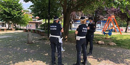Polizia locale di schiena in un parco