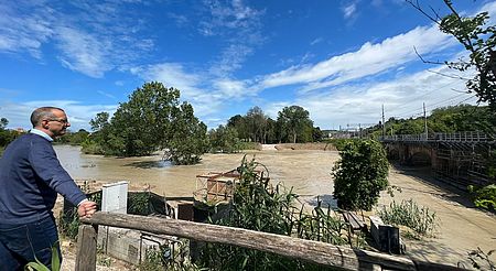 Il sindaco di Pesaro Matteo Ricci osserva il fiume Foglia dopo la fase critica dell'alluvione