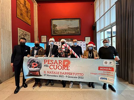 Ricci Vimini Frenquellucci Santini ed altri organizzatori con in mano striscione "Pesaro nel Cuore"