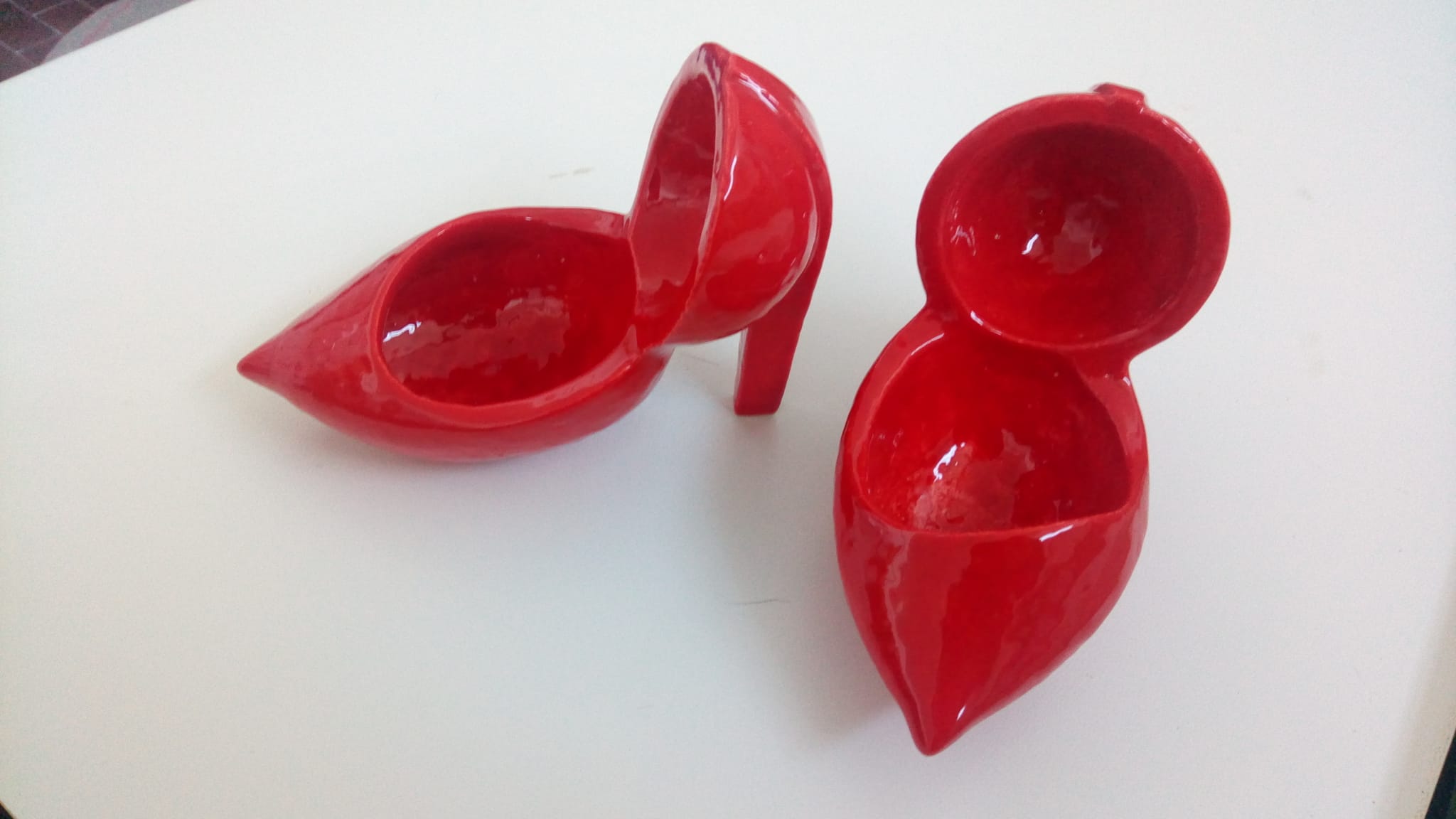 Scarpette rosse_Amici della ceramica di Pesaro Scarpette rosse realizzate da Amici della ceramica di Pesaro