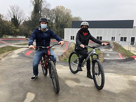 Affidata alla Bike Trail la pista di Pump Track e Skate Park di Via dell’Acquedotto: prenotazioni tramite App Assessore alla Coesione e al Benessere Mila Della Dora in sella alla bici nella pista da Pump Track