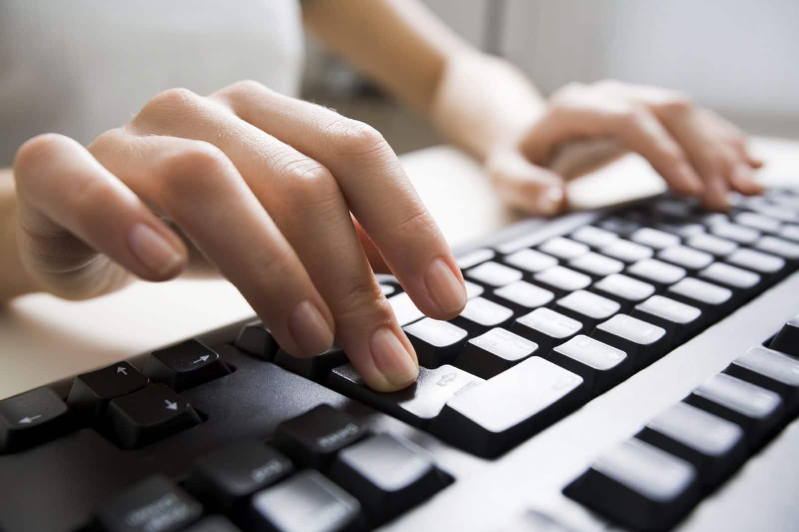 Mani su una tastiera del computer