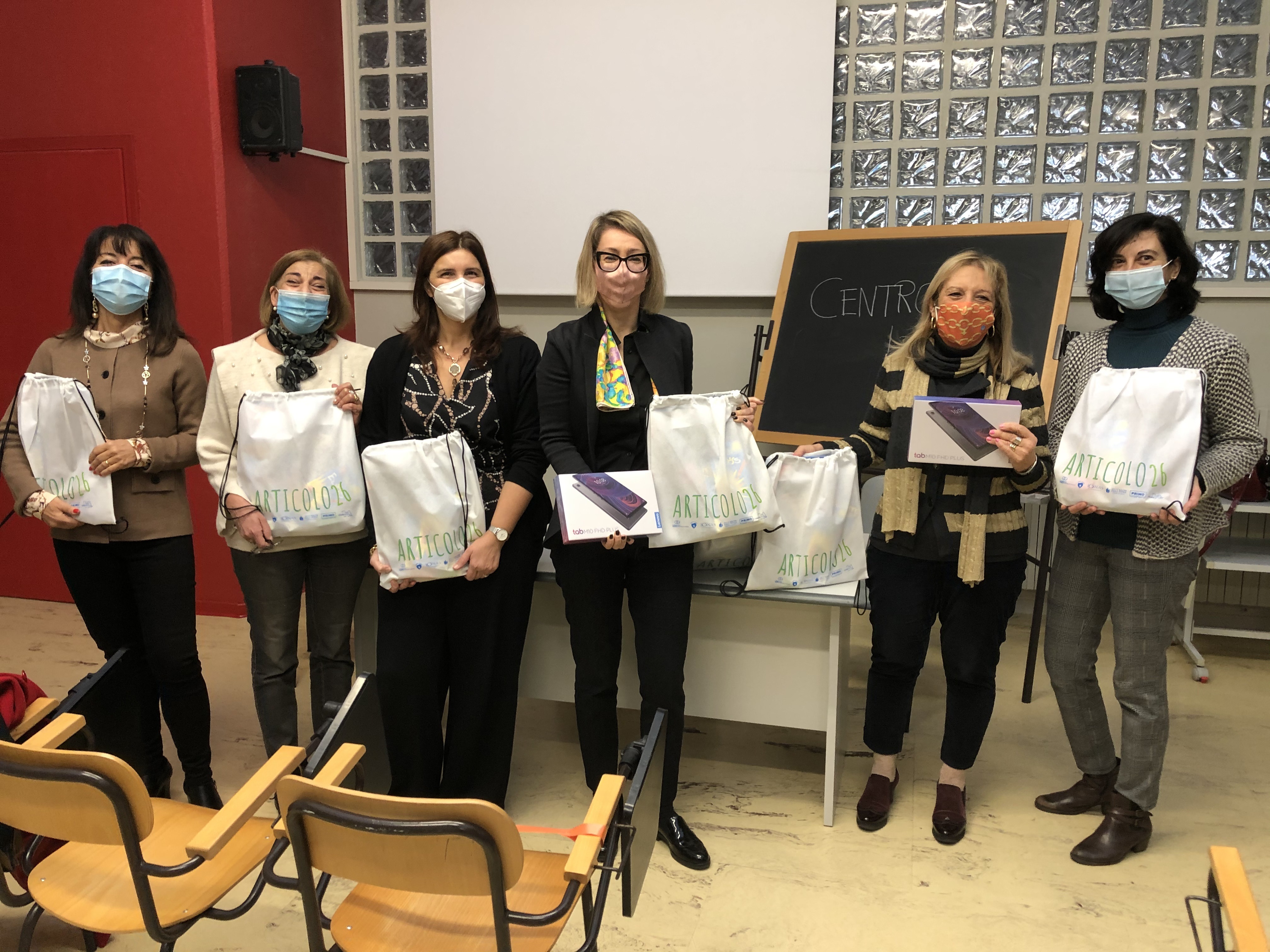 Comune Di Pesaro La Fondazione Wanda Di Ferdinando Consegna 44 Kit Scuola E 10 Tablet Agli Studenti