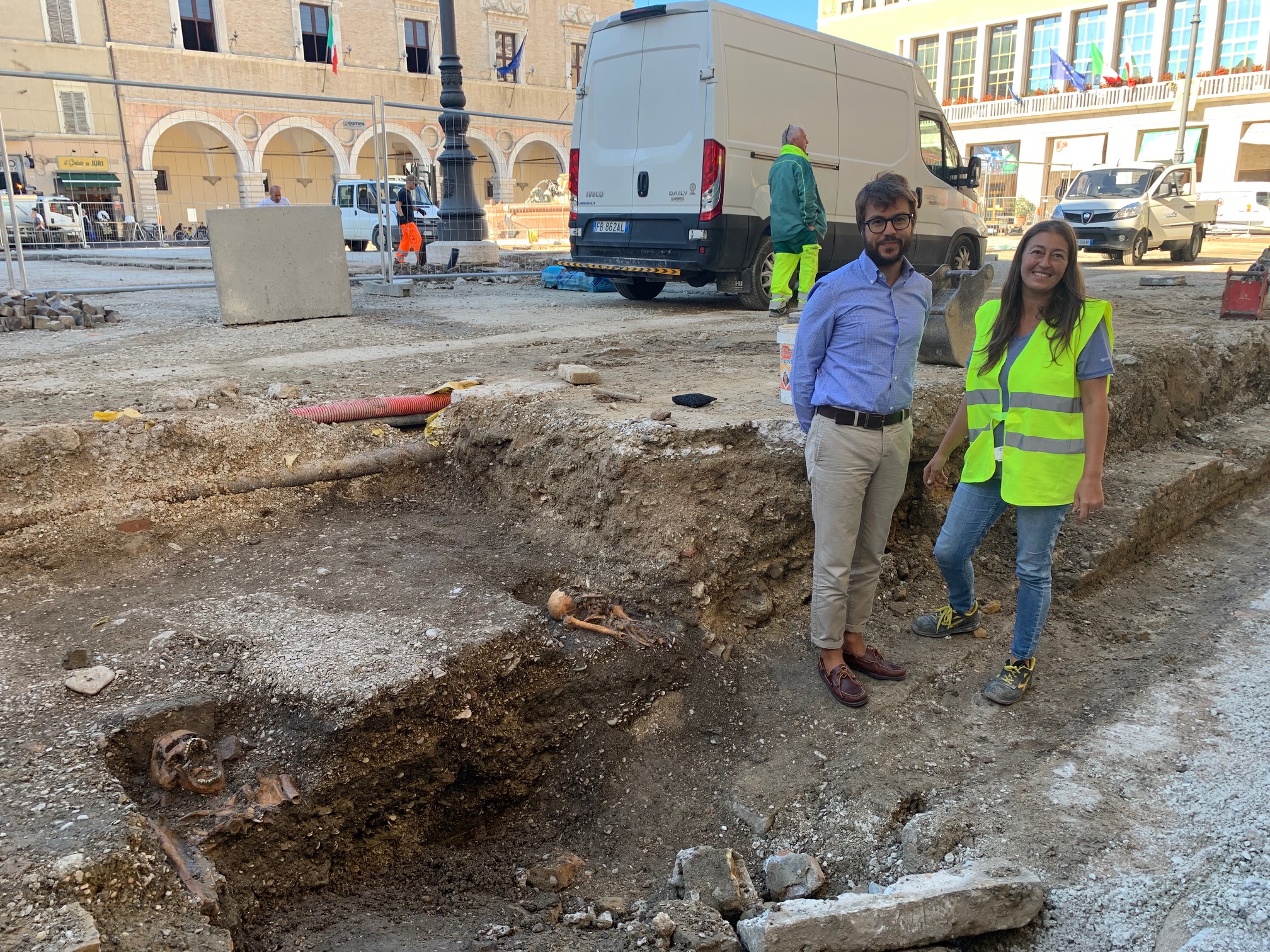 I due scheletri trovati in piazza del Popolo a Pesaro 