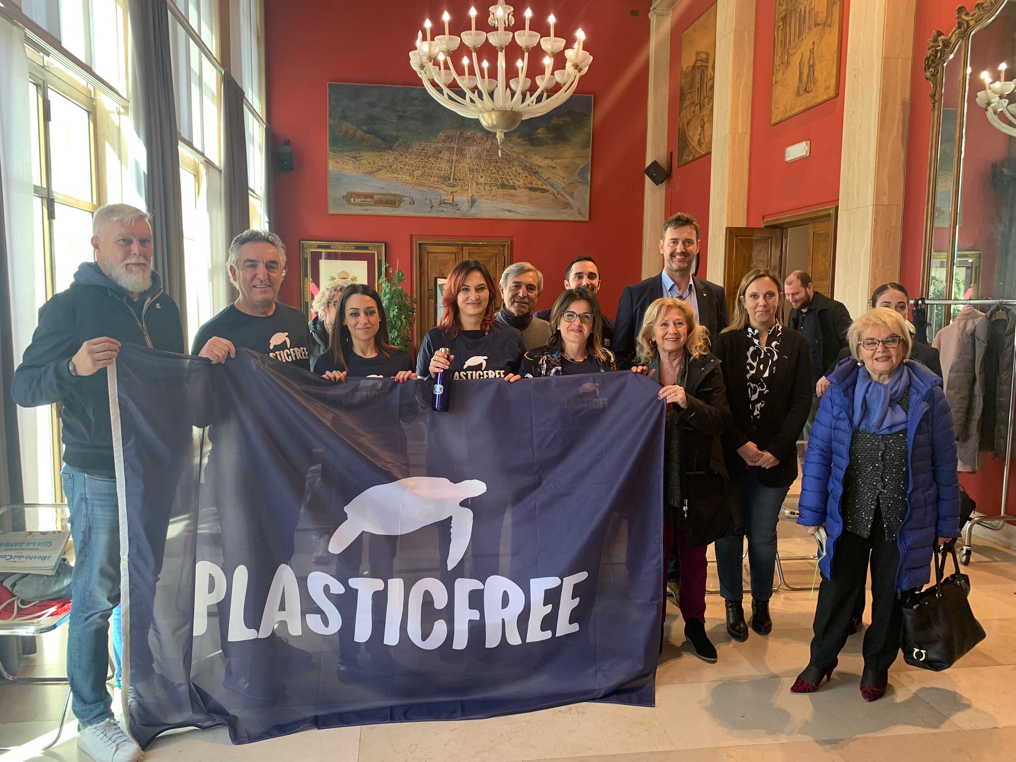 Conti Frenquellucci Murgia ed altri delle associazioni con in mano bandiera Plastic free