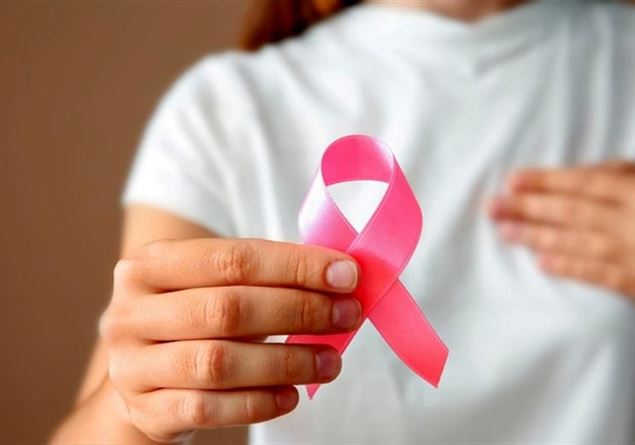 Donna con in mano nastro rosa