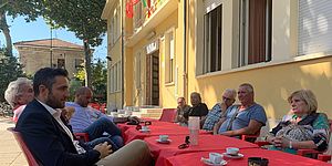 Perugini con persone al tavolo con caffè