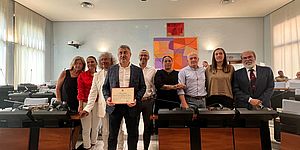 Il sindaco Matteo Ricci, il dottor Umberto Gnudi, il presidente della provincia Paolini, insieme a Tiziana Marte (OSS), Cristina Casacu (operatore Dussmann Pronto Soccorso), Giovanni Polidoro (medico del Pronto Soccorso), Marianna Luchena (infermiera Pronto Soccorso), Marco Spinaci (118), Lucia Azzini (infermiera rianimazione)