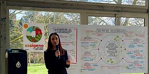 Murgia che alle spalle cartelloni iniziativa 