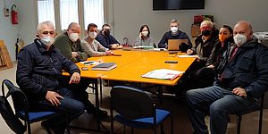 tavolo con persone attorno