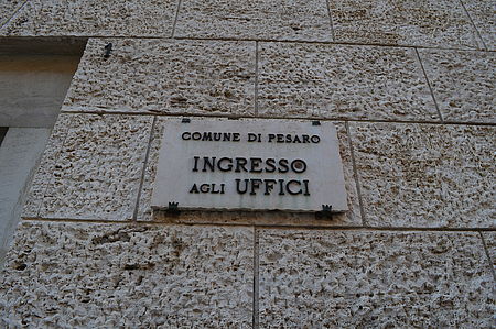 Targa ingresso agli uffici - Comune di Pesaro