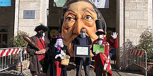 Ricci Cagnèra e Rabachèn con la testa di Rossini del carro di carnevale