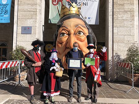 Ricci Cagnèra e Rabachèn con la testa di Rossini del carro di carnevale