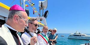 Ricci e vescovo in su una barca in mare