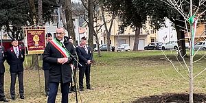 Sindaco alla piantumazione dell'albero