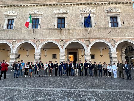 I sindaci della provincia durante il minuto di silenzio