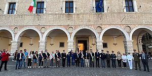 I sindaci della provincia durante il minuto di silenzio