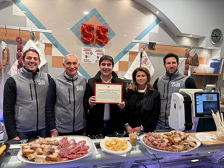 Plauso della Città alla Macelleria Bibi di Pantano; Biancani: «Una storia di famiglia e di qualità che da oltre cinquantacinque anni è punto di riferimento per il quartiere e per tutta la città» Biancani con titolare e diendenti della macelleria BIBI
