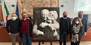 Ricci Mattea Fo davanti al manifesto Fo Rame