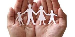 mani che tengono pupazzini di carta