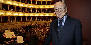 Gianfranco Mariotti con alle spalle i palchi del teatro