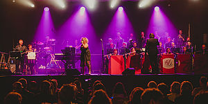 band sul palco con luci colorate