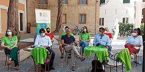 Ricci Biancani ed altri nel cortile di palazzo Gradari