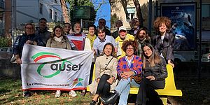 Panchina gialla con frenquellucci ed altri