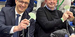 Ricci e Vimini con in mano foglia di gingko biloba