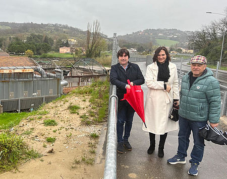 Sindaco Biancani, assessora Conti, presidente di Quartiere Pascucci davanti all'area dei lavori