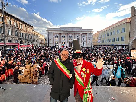 Sindaco e Rabachèn con dietro i ragazzi mascherati  