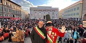 Sindaco e Rabachèn con dietro i ragazzi mascherati  