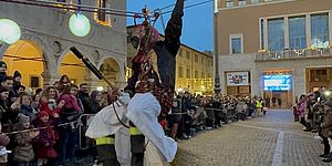 La vecchina più amata del mondo ha incollato col naso all’insù centinaia di famiglie arrivate in piazza del Popolo sin dal primo pomeriggio per accaparrarsi i posti migliori per assistere ad “Arriva la Befana dei Vigili del Fuoco”, la discesa della Befana dal tetto del Municipio