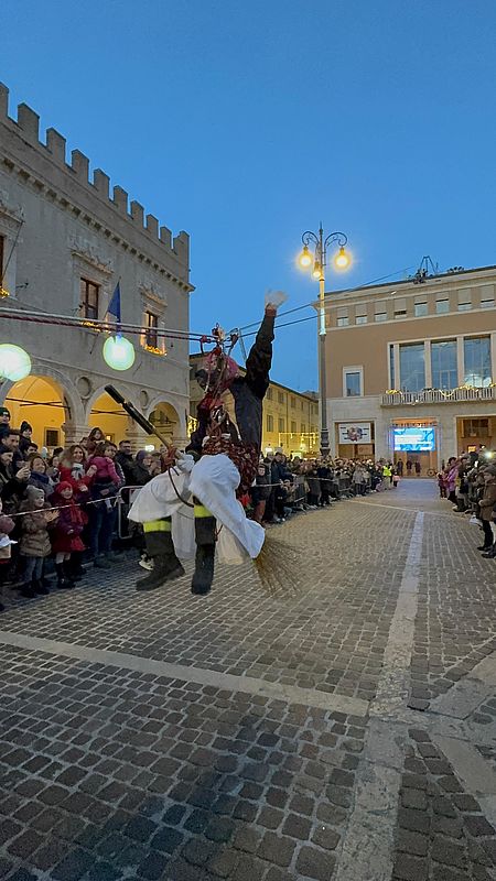 La vecchina più amata del mondo ha incollato col naso all’insù centinaia di famiglie arrivate in piazza del Popolo sin dal primo pomeriggio per accaparrarsi i posti migliori per assistere ad “Arriva la Befana dei Vigili del Fuoco”, la discesa della Befana dal tetto del Municipio