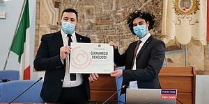 Perugini Rengucci con attestato in mano