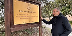 Ricci  con la targa a memoria della firma delle leggi razziali