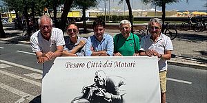 Biancani  con organizzatori davanti alla panchina