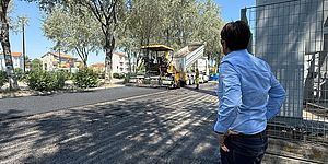 il sindaco Biancani durante le operazioni di asfaltatura