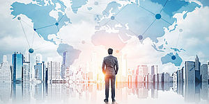 uomo da dietro con sfondo di nuvole