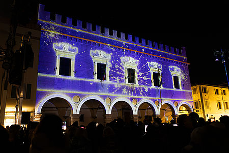 Palazzo della Prefettura illuminato